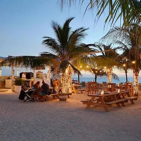 Spacious Apartment Minutes From The Beach